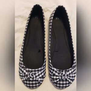 Womans Flats black/white checked